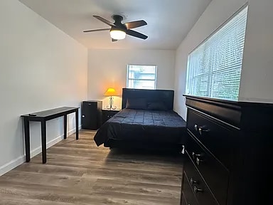Foto del edificio - 8117 Alveron Ave
