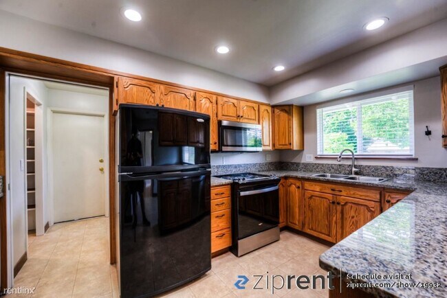 Building Photo - 4 br, 2 bath House - 302 NE A St, College ...