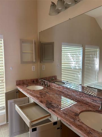 Foto del edificio - 2453 Ravenhurst Dr