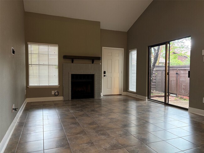 Foto del edificio - 2611 Grants Lake Blvd