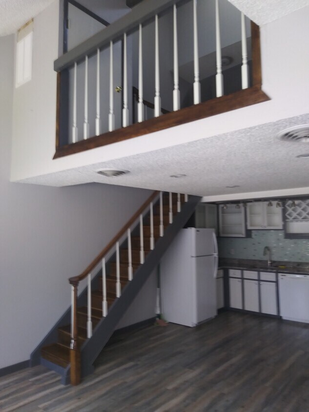 Primary Photo - 361 S Estes St