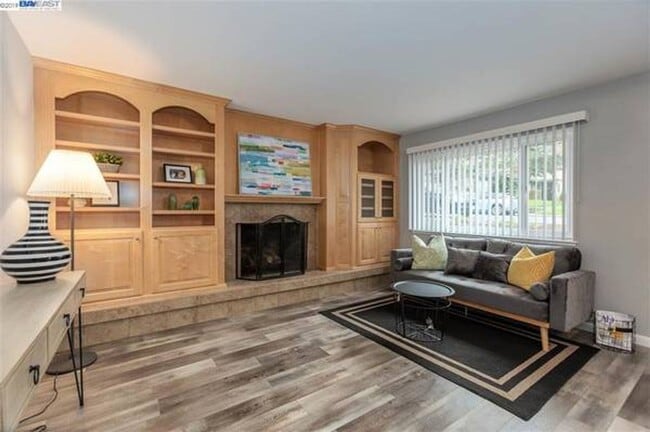 Building Photo - $2,590 - THE NICEST FIRST FLOOR CONDO IN P...