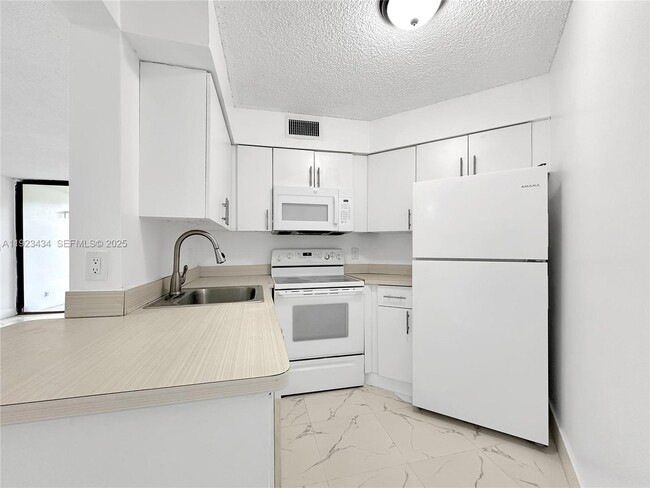 Foto del edificio - 211 Lake Pointe Dr