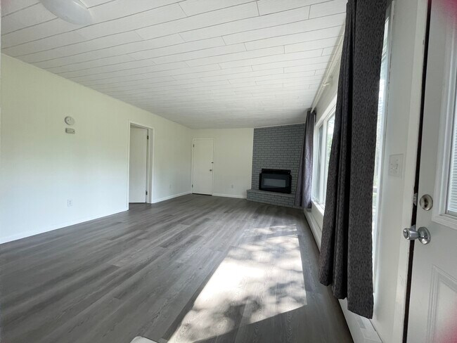 Foto del edificio - 5223 Birchmont Dr NE