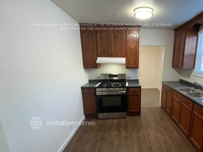 Building Photo - 1626 W 60th Pl