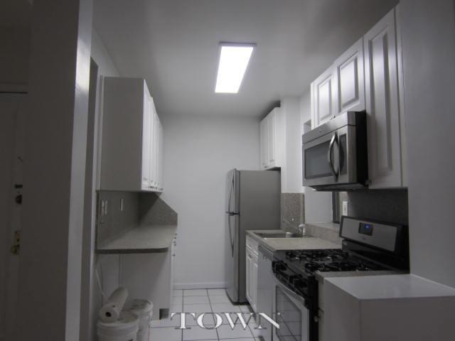 Building Photo - 332 E 84th St