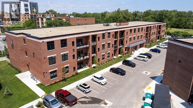 Building Photo - 3160 Meadowbrook Ln