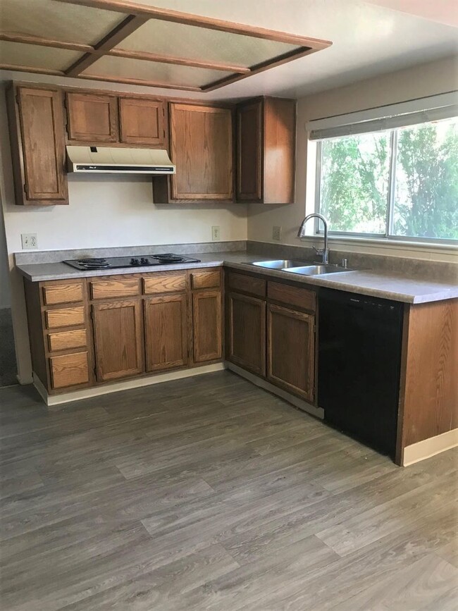 Building Photo - Four-Bedroom Sparks Beauty