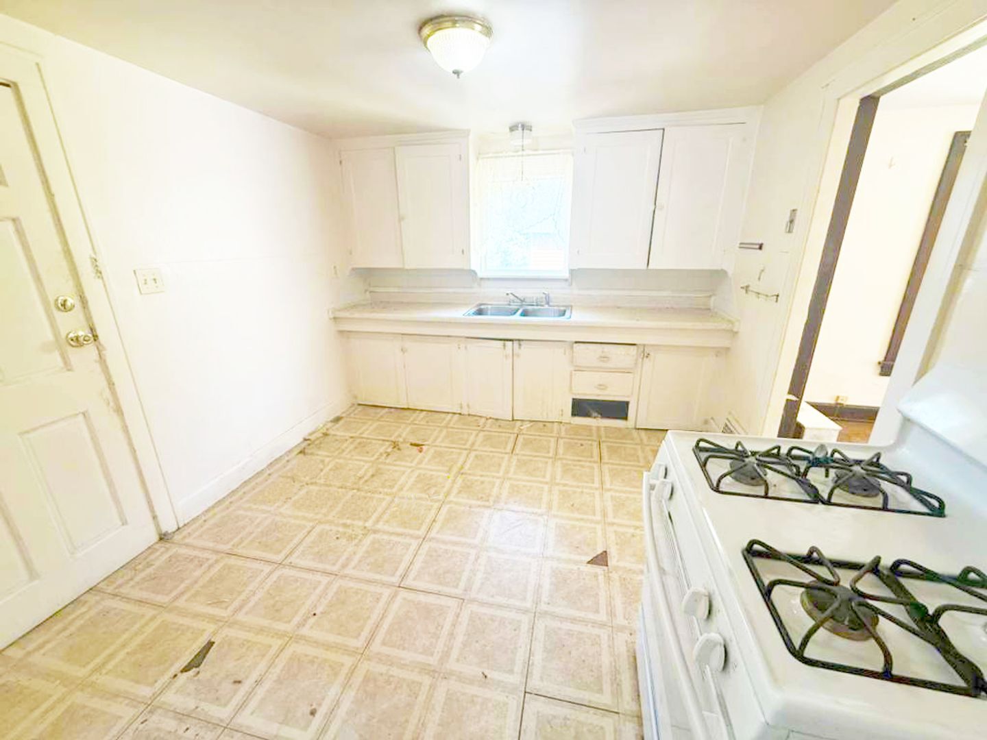 7610 Dearborn Ave Cleveland, OH 44102 – photo 1
