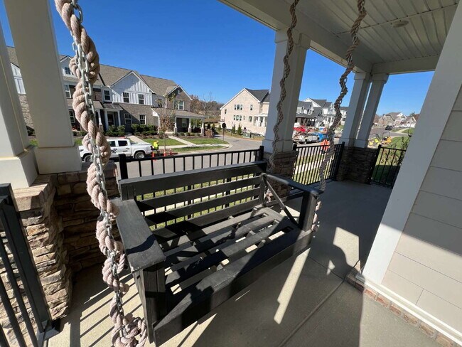 Building Photo - Luxury Living for Lease in Hendersonville!