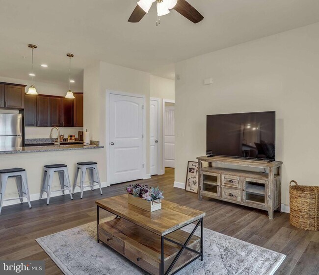 22 HERITAGE Ct Unit A, New Freedom, PA 17349 Room for Rent in New