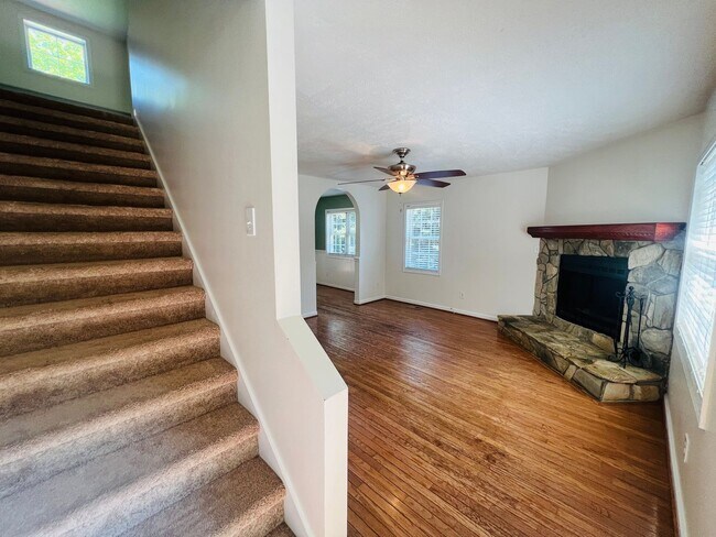 Foto del edificio - Unit is no longer available - application approved.  Charming 1 1/2 story brick home with basemen...