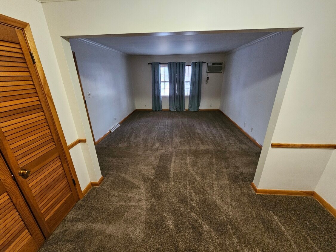 Living Room - 5020 Forest Park Plz