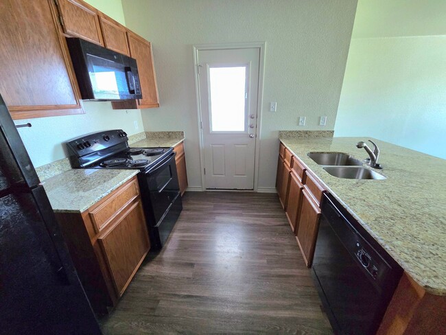 Building Photo - AVAILABLE NOW! (SECTION 8 ACCEPTED)