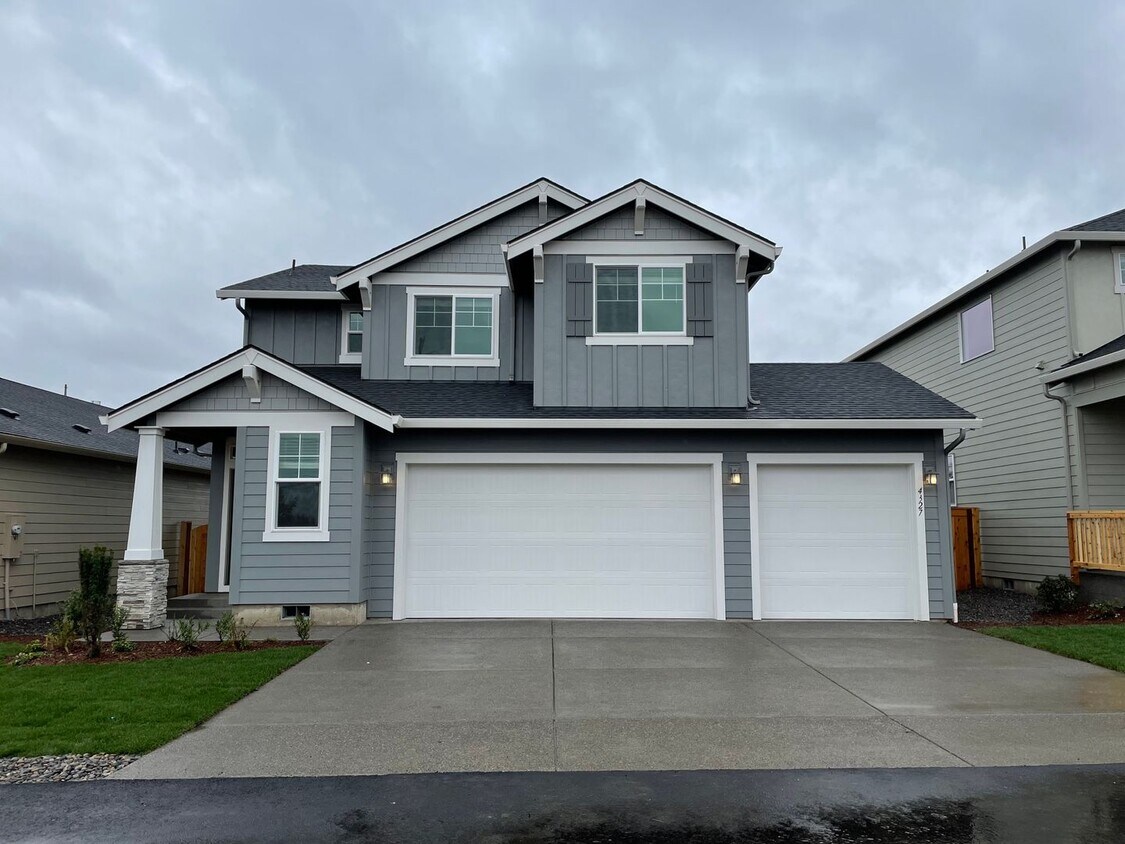 Primary Photo - Lovely 4 Bed 2.5 Bath Home! Located near t...