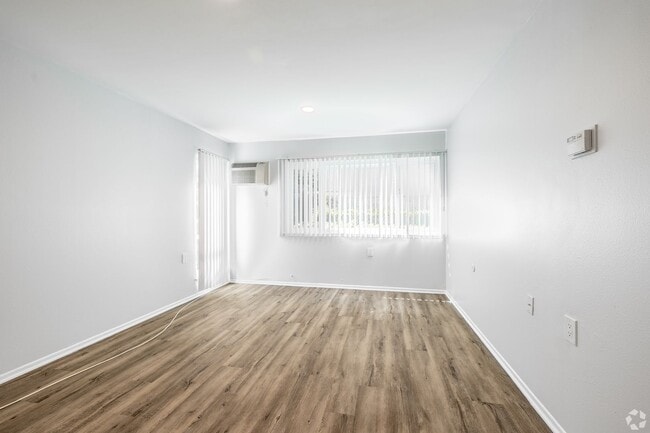 Interior Photo - 5405 Lindley Avenue