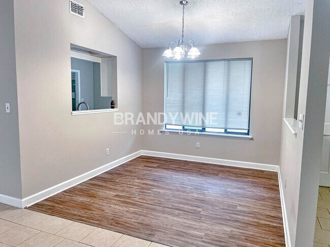Foto del edificio - **1 MONTH FREE RENT**