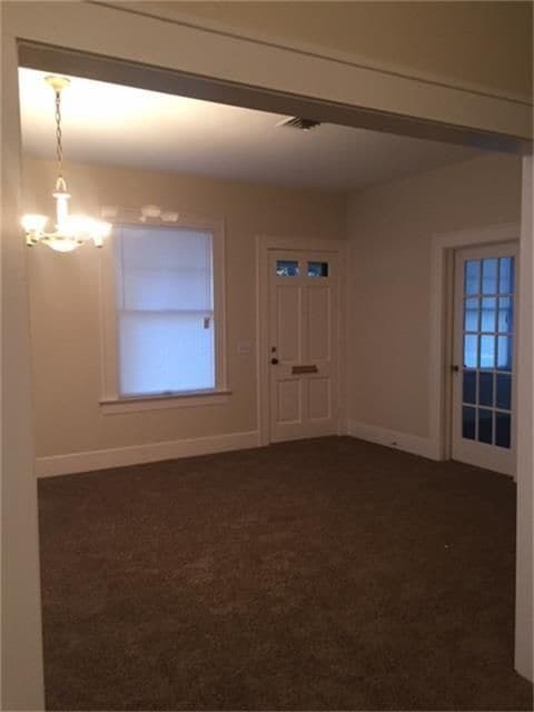 Sala de estar y puerta principal - 1200 Carlisle St
