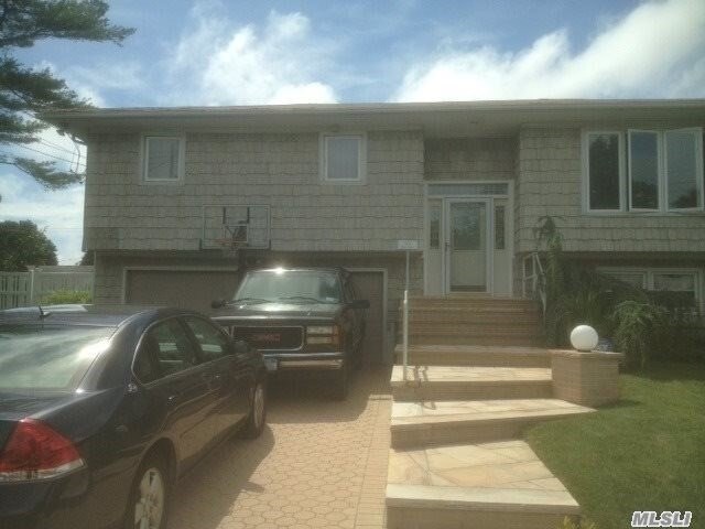 Primary Photo - 164 Bond St