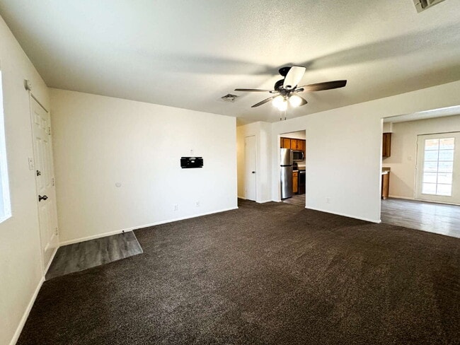 Building Photo - "Centrally located 3 bedroom, 2 bathroom H...