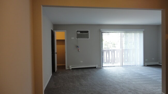 Living room/walk-in closet/deck - 1110 Chalet Dr