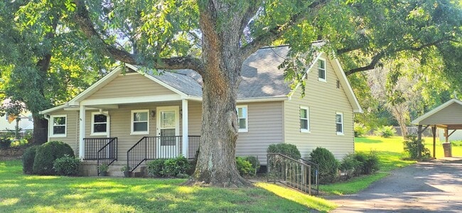 Building Photo - Beautifully Maintained Farm House
