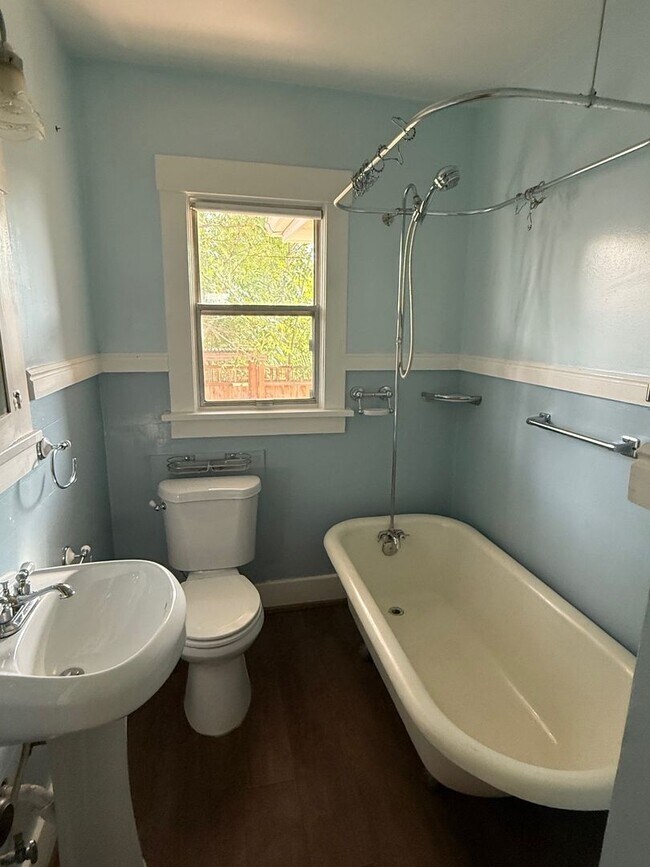 Foto del edificio - Beautifully updated home with 2 car garage