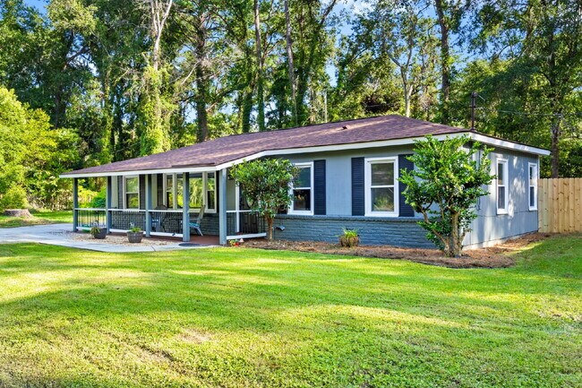 Foto del edificio - 3 bed 1 bath ranch with large storage/workshop building