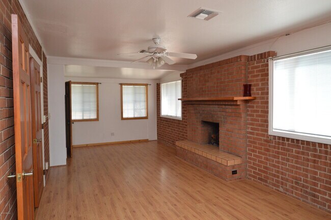Foto del edificio - 223 N Bentley Ave