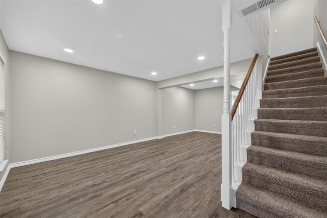 Building Photo - 10381 Briar Forest Dr
