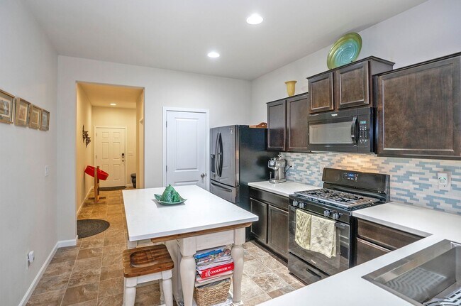 Building Photo - Welcome to Ridgeview Estates – Spacious Home with a Fenced Yard!