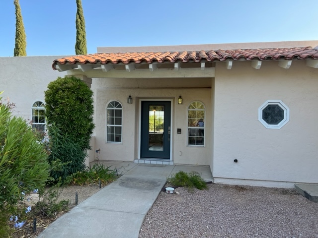 Primary Photo - 6690 N Los Leones Dr