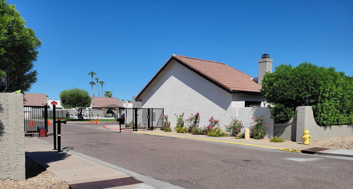 Building Photo - Updated 3 bed 2 bath Town House in Central...