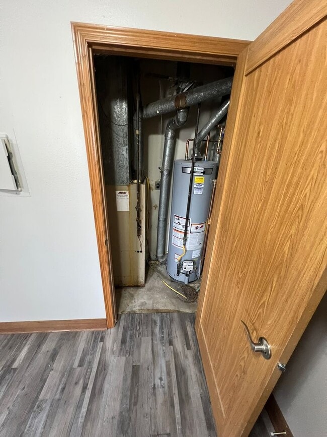 Building Photo - Garden-level 3 bedroom unit close to Sawyer Elementary