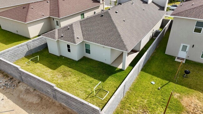Foto del edificio - 1421 Eagles Ln