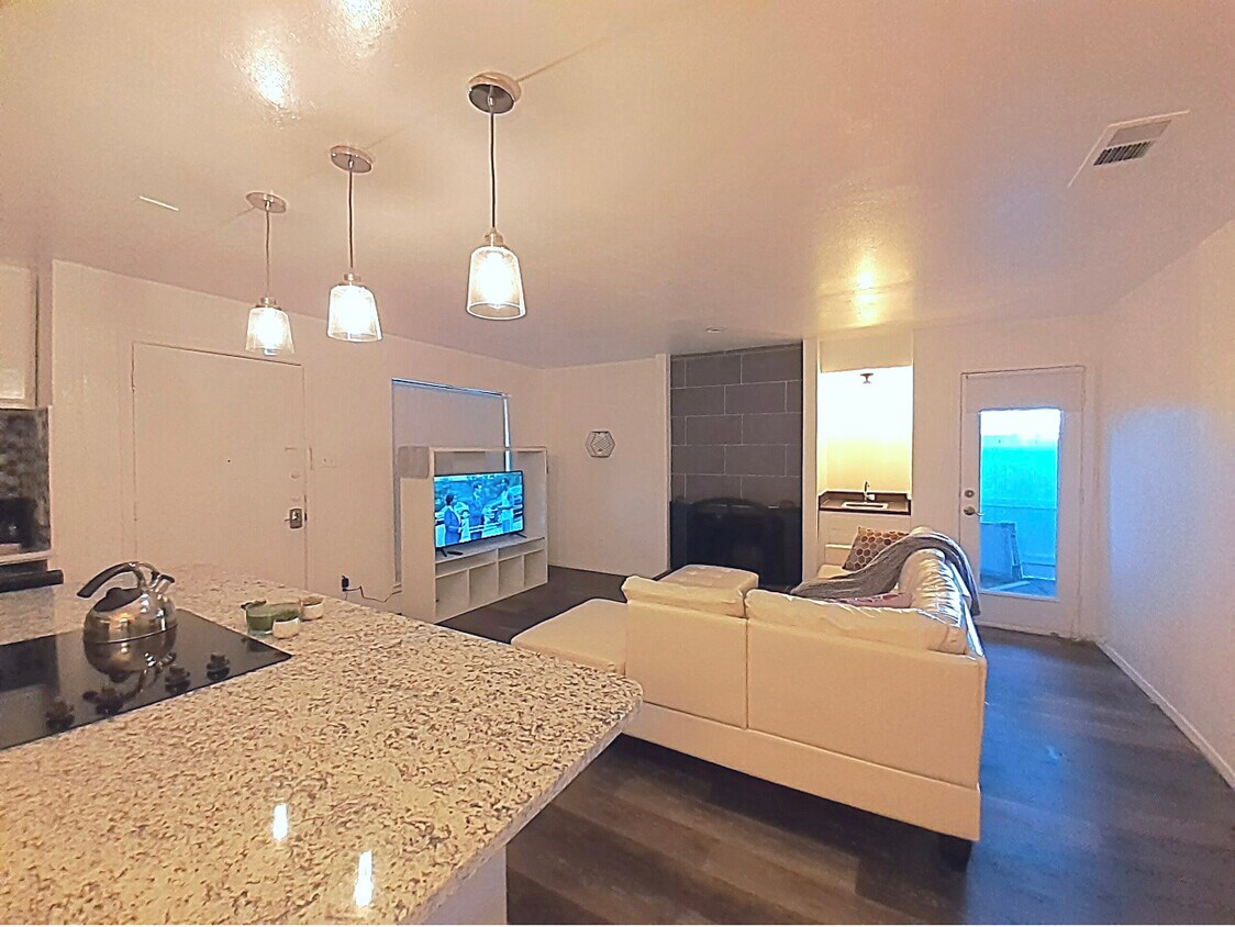 Foto principal - 6646 E Lovers Ln