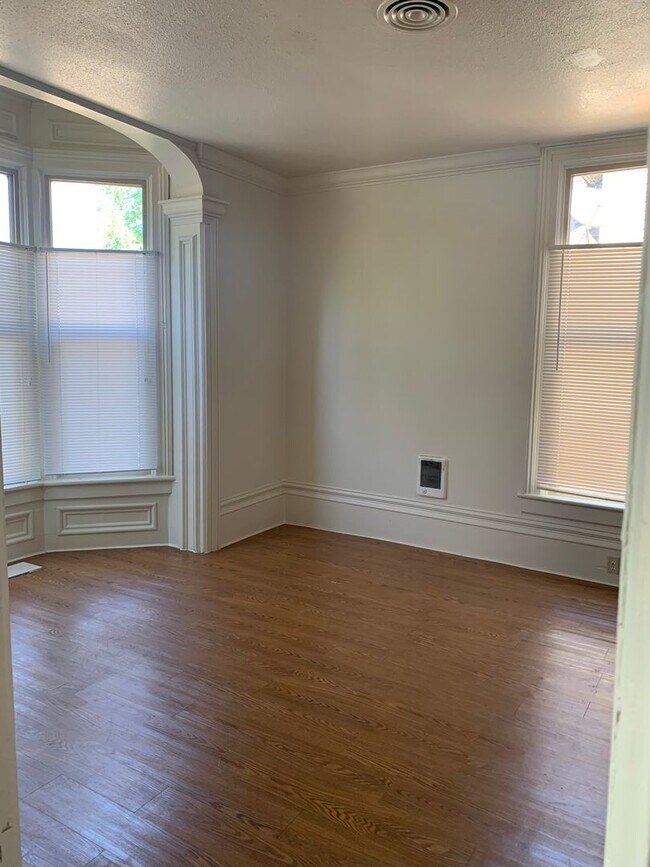 Building Photo - Spacious 4 Bedroom or 3 bedroom + bonus ro...