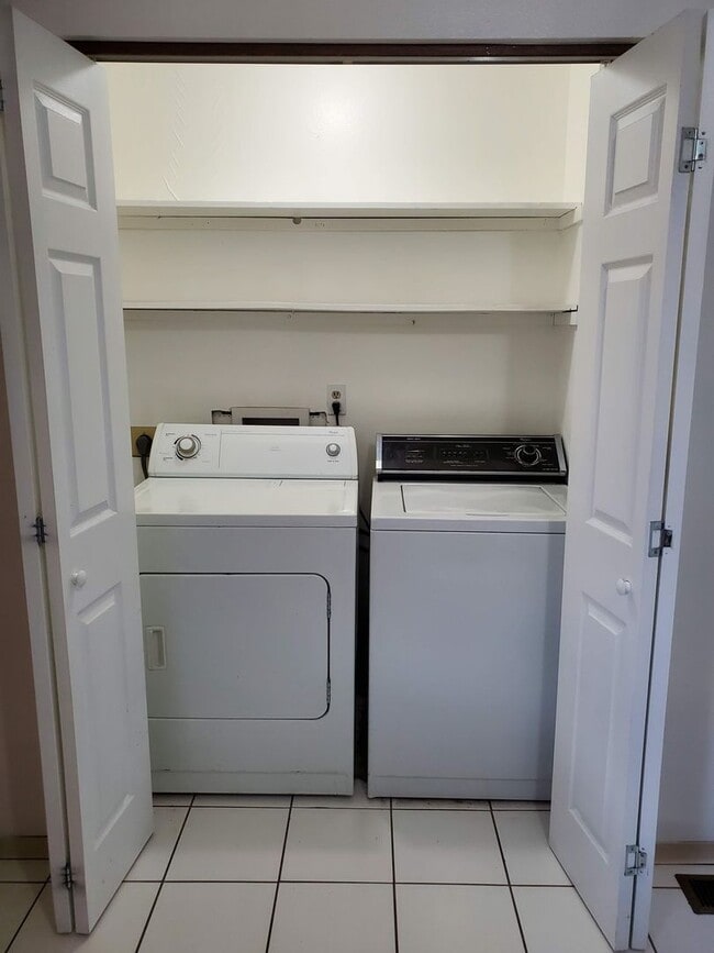 Building Photo - Townhome with 2 bedrooms, 1.5 bath - Avail...