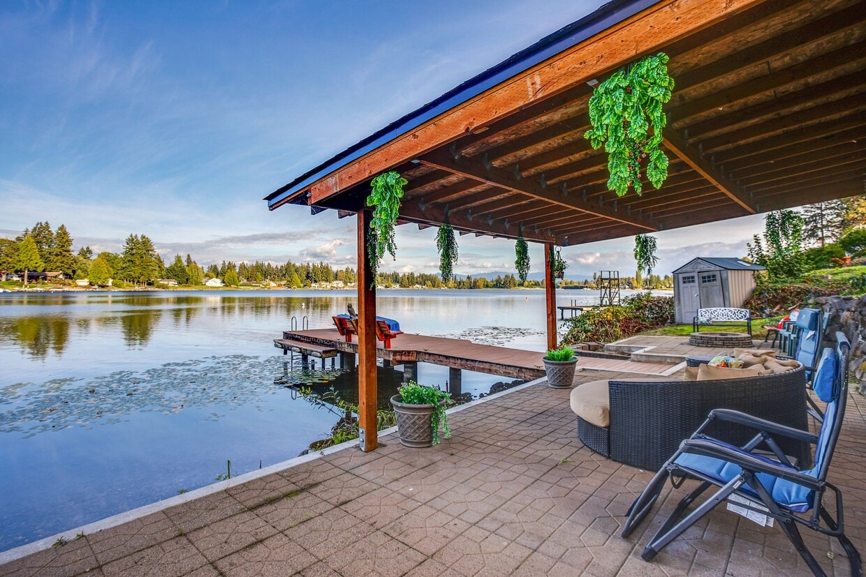 Gazebo with day bed - 26332 135th Ave SE