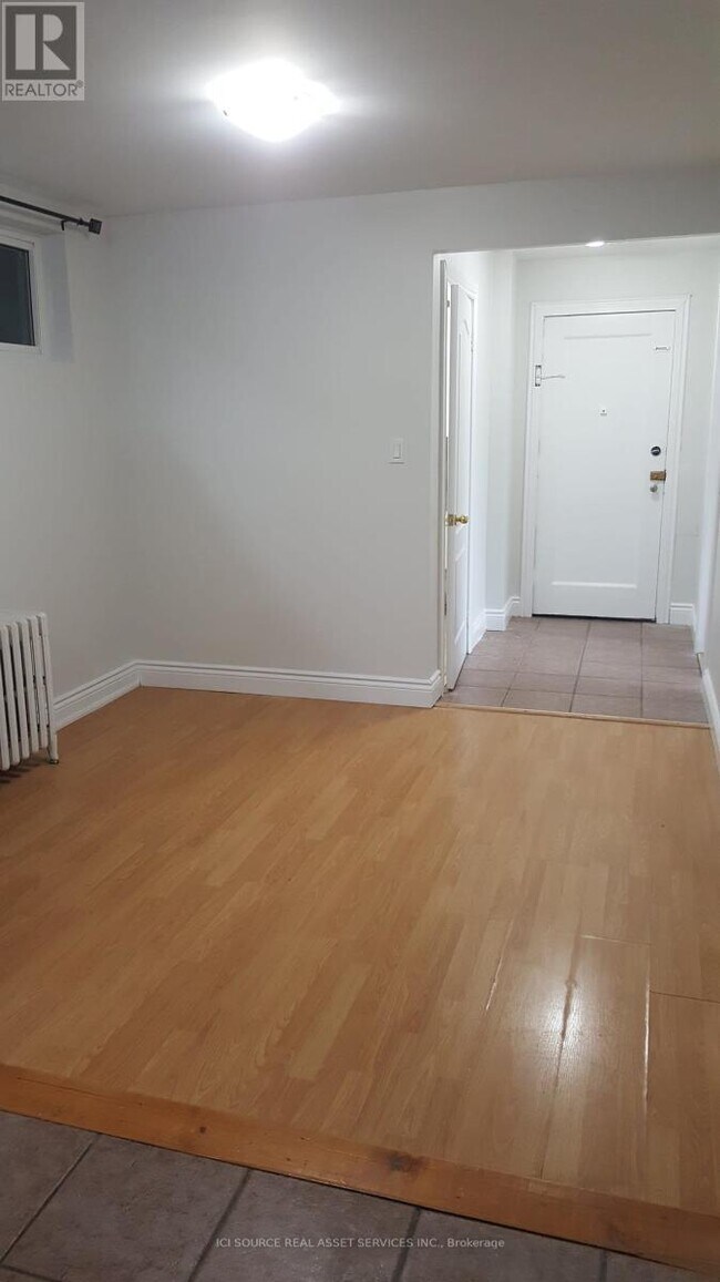 Photo du bâtiment - 44-44 Bartonville Ave W