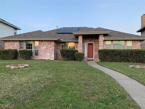 Building Photo - 1424 Chapman Dr