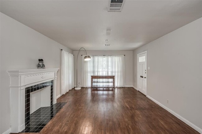 Building Photo - 4038 Blue Bonnet Blvd