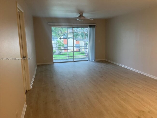 Foto del edificio - 5525 N Lakewood Cir
