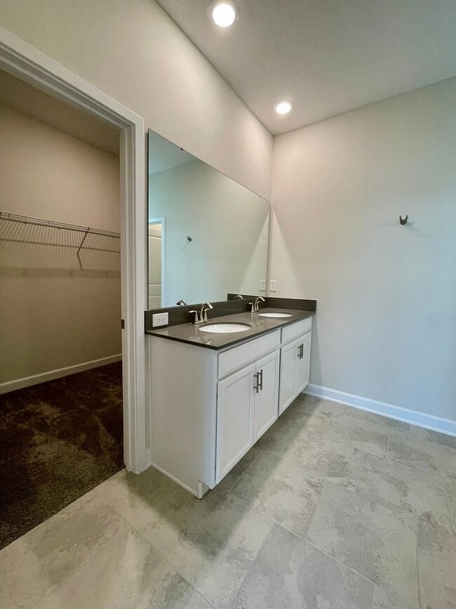 Building Photo - Highly sought out Tuscawilla community ren...