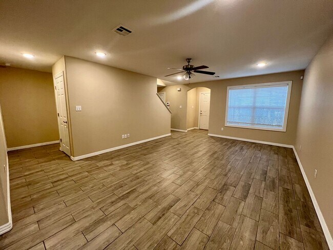 Foto del edificio - 3B/2.5B Spacious Townhome with Fenced Back...