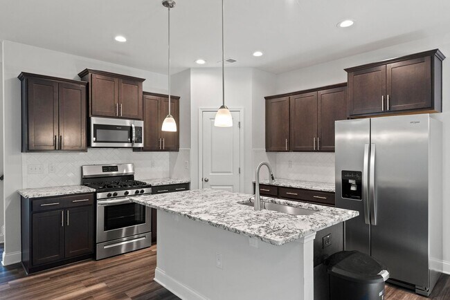 Foto del edificio - Pending Application: End unit Townhouse in...