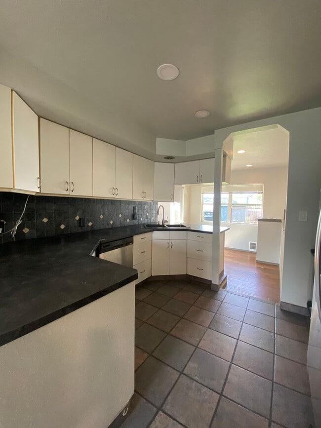 Building Photo - 4 bedrooms, 1.5 baths Millwood-20x30 shop ...