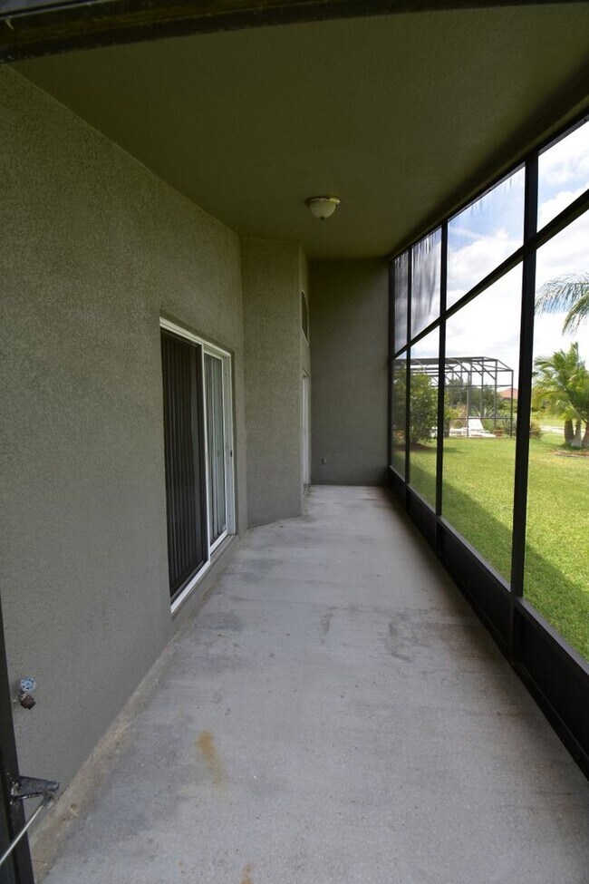Building Photo - Golf View!