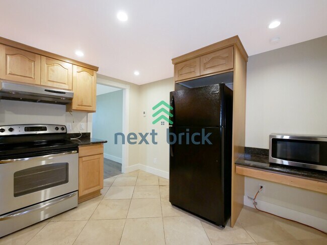 Foto del edificio - 2 Bed 1Bath Waterfront View Condo Available for Rent!