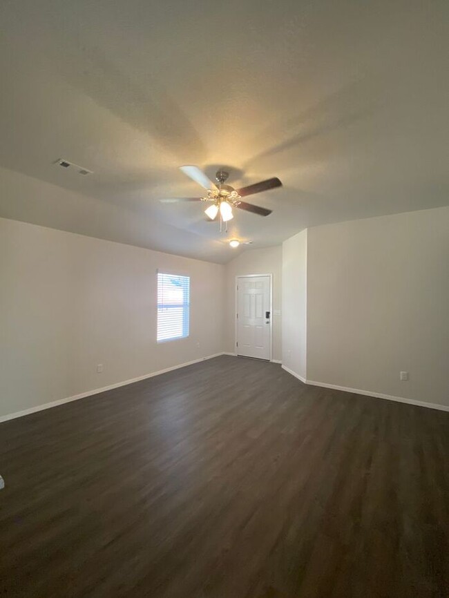 Building Photo - Three Bedroom | Two Bathroom Home in New C...